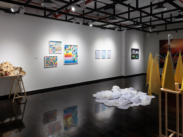 Casi olvidada, en su jarrón la planta ha florecido
