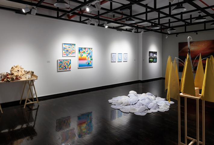 Casi olvidada, en su jarrón la planta ha florecido