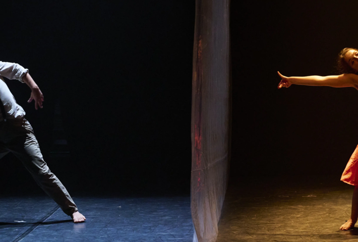 A un muro de distancia