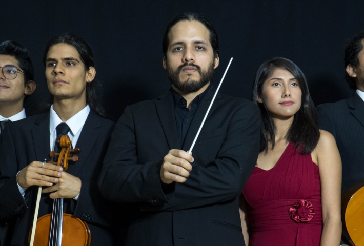 Noche musical: guitarra, violín, saxofón, trompeta, bajo eléctrico