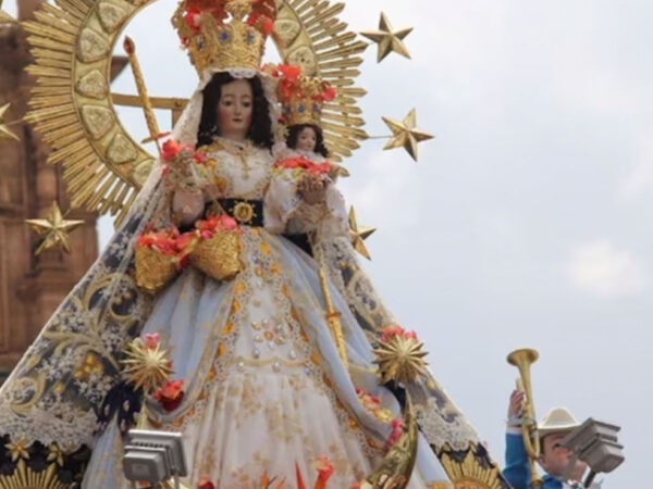 VENERACIÓN A LA VIRGEN DE LA CANDELARIA