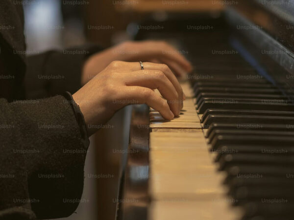 CUATRO MANOS, UN PIANO