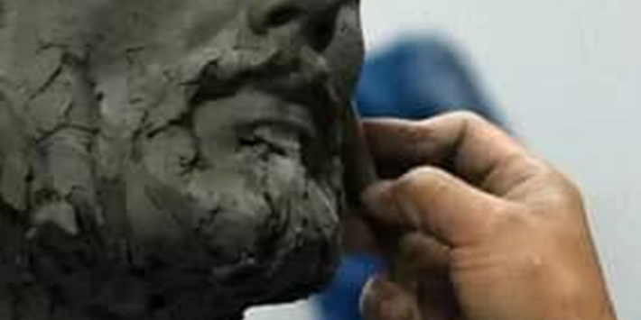 ESCULTURA DEDICADA A ADOLFO WINTERNITZ