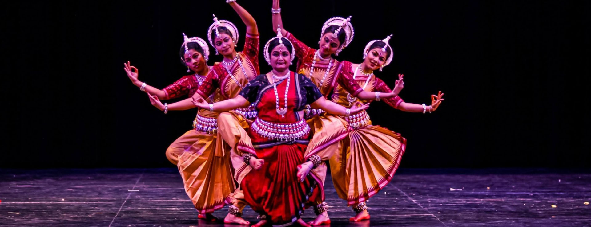 DANZAS DE LA INDIA