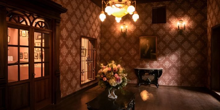 LA CASA ABRE DE NOCHE