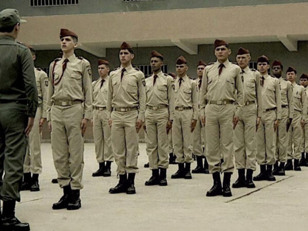 LA CIUDAD Y LOS PERROS