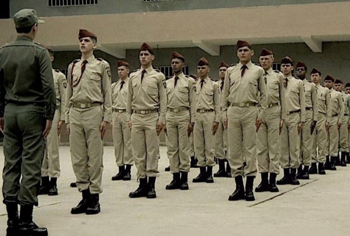 LA CIUDAD Y LOS PERROS