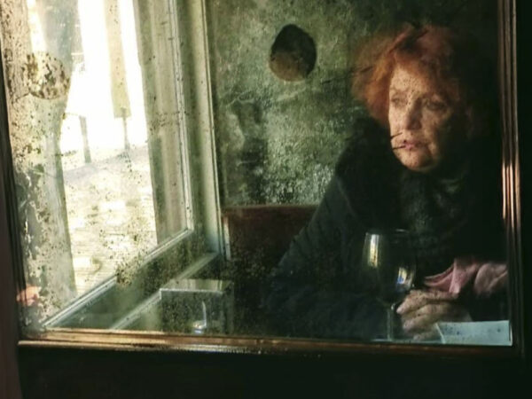 LA MUJER QUE AMABA DEMASIADO