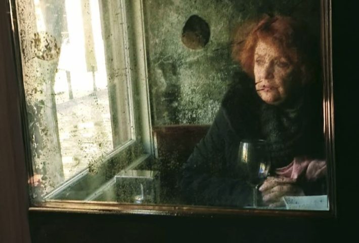 LA MUJER QUE AMABA DEMASIADO