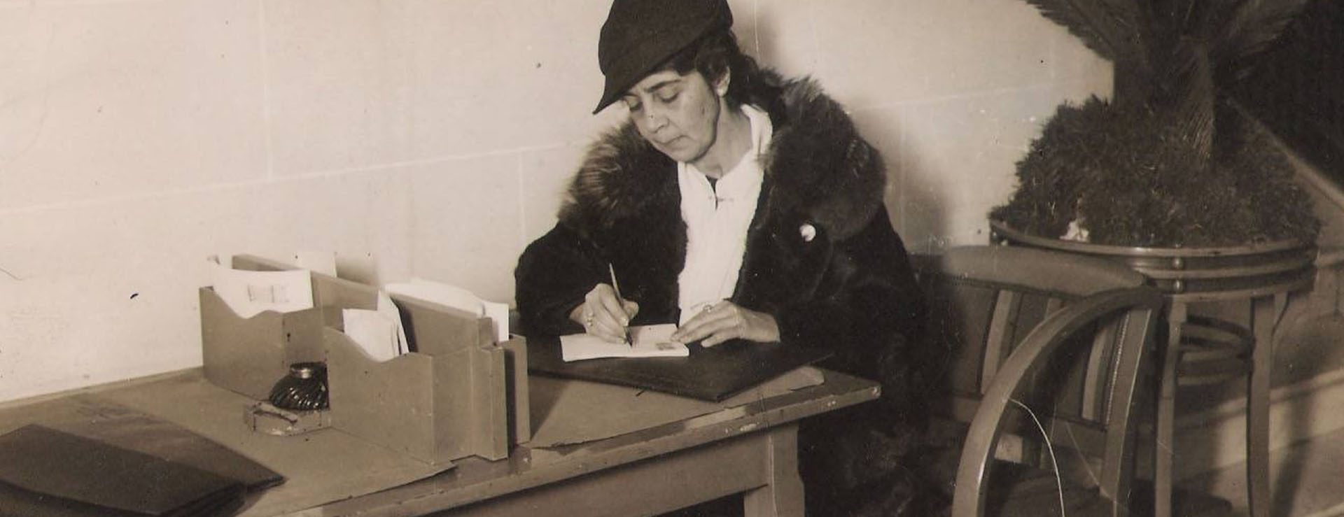 ENTRE CARTAS Y MEMORIAS DE UNA ESCRITORA