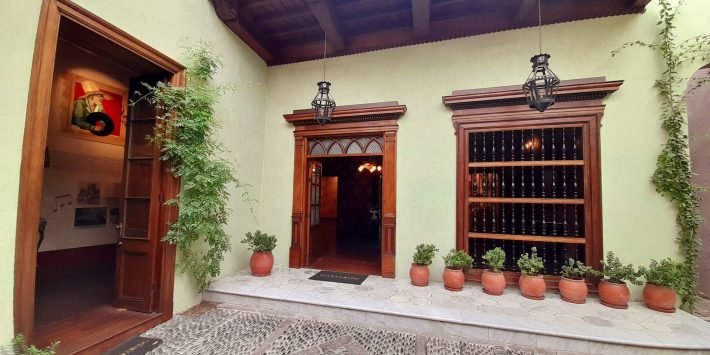 LA CASA ABRE DE NOCHE