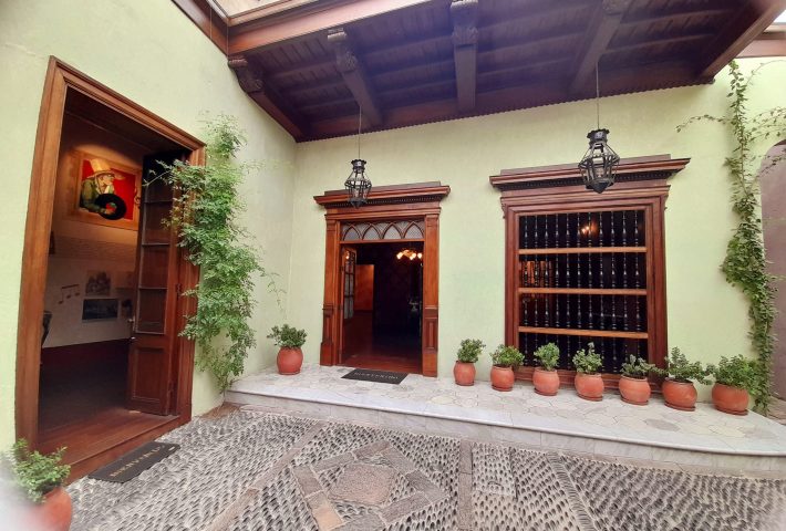 LA CASA ABRE DE NOCHE