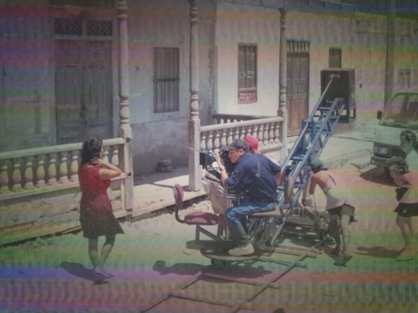 DETRÁS DE LAS CÁMARA