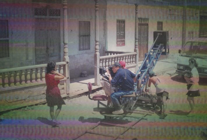 DETRÁS DE LAS CÁMARA