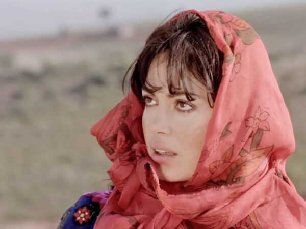 LA CHICA CON LA BUFANDA ROJA