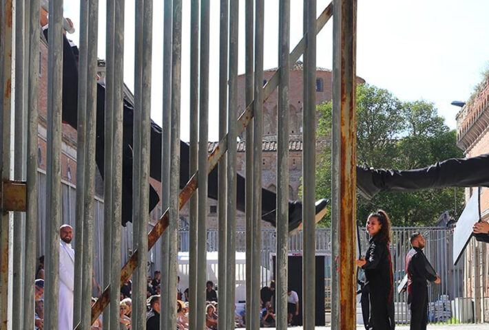 AQUÍ ESTÁ EN OTRO LUGAR