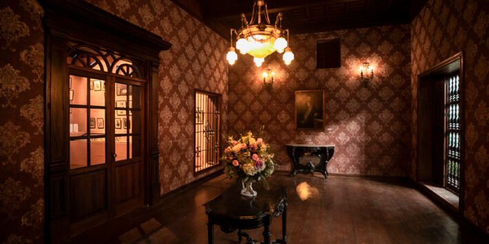 LA CASA ABRE DE NOCHE