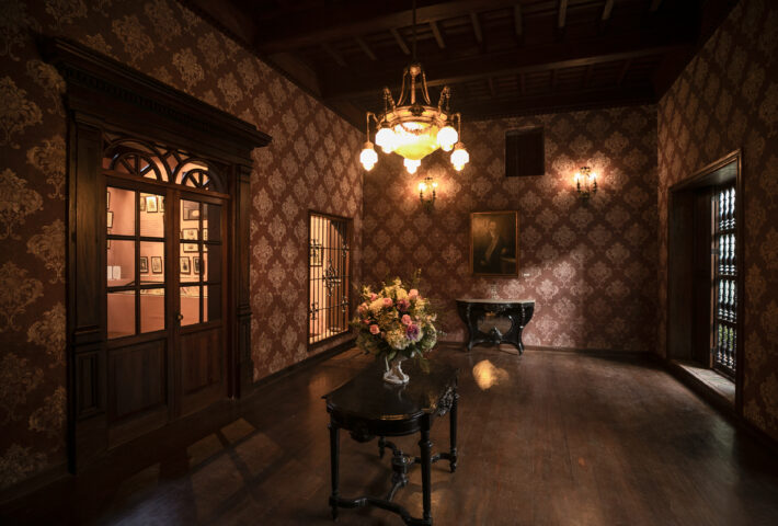 LA CASA ABRE DE NOCHE