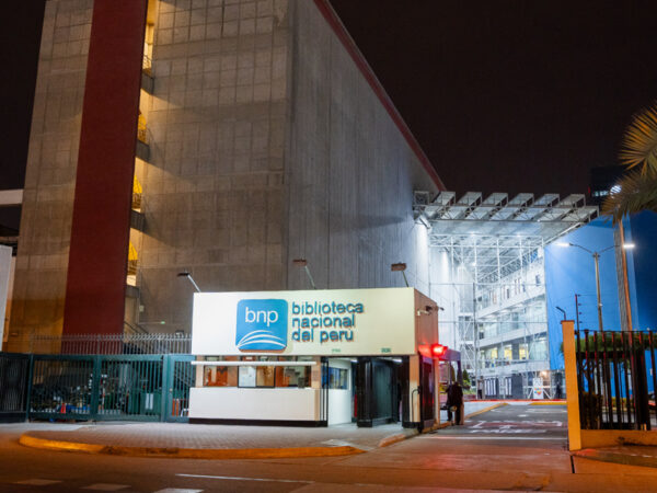 LA BIBLIOTECA ABRE DE NOCHE