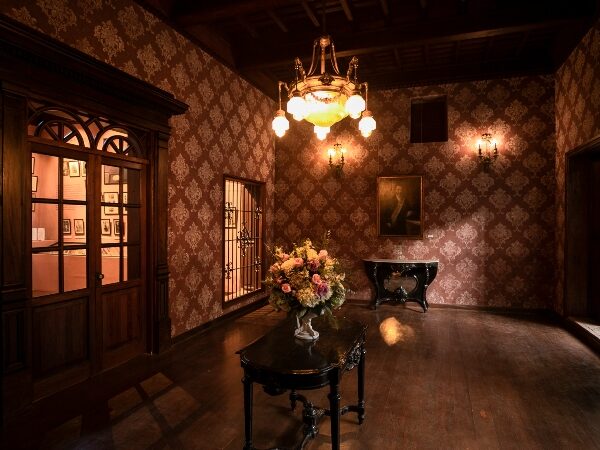 LA CASA ABRE DE NOCHE