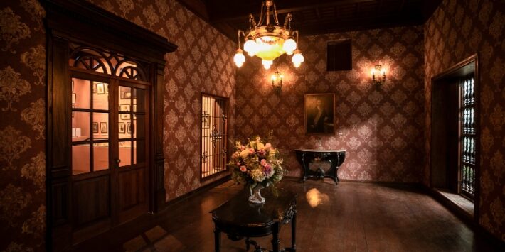 LA CASA ABRE DE NOCHE