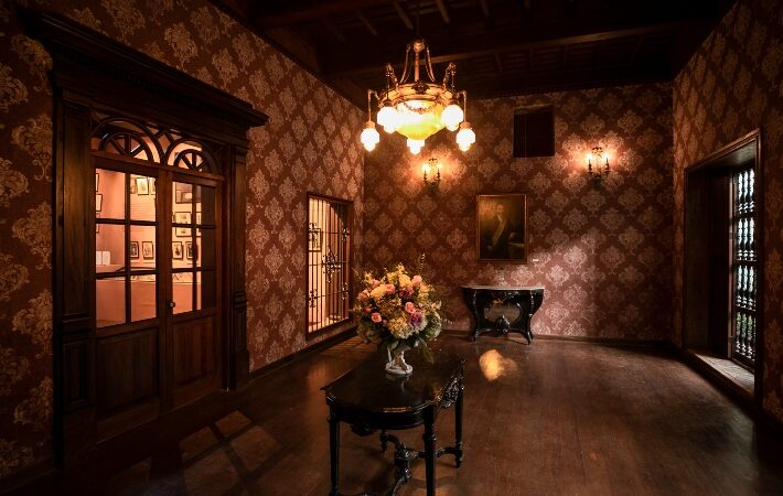 LA CASA ABRE DE NOCHE