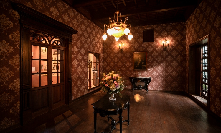 LA CASA ABRE DE NOCHE