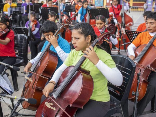 ENTRE CUERDAS, VOCES Y SUEÑOS