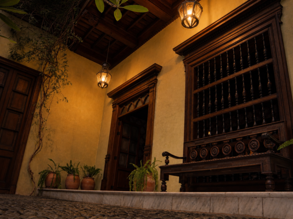 LA CASA ABRE DE NOCHE